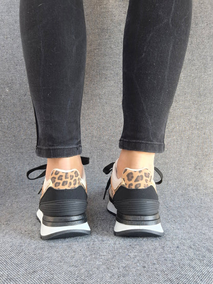 Chaussures baskets en tissu beige et noir avec un motif léopard style sneakers