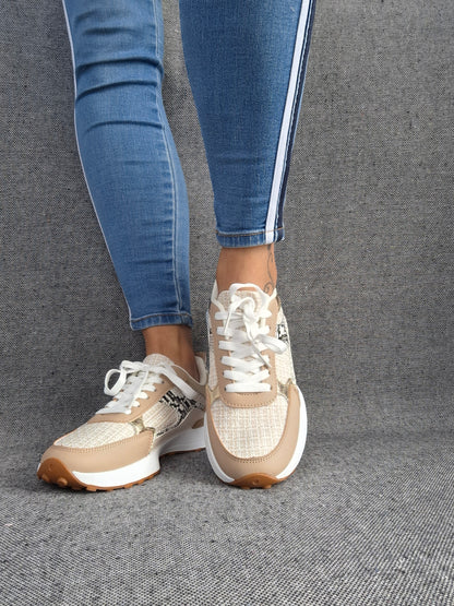 Chaussures baskets beige tissé à motifs serpent noirs et blanc style sneakers