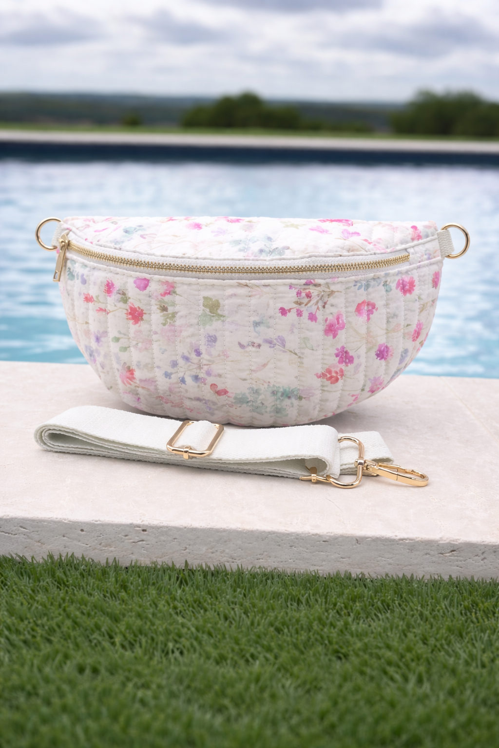 Sac Banane Blanc Fleuri Rose – Tissu Matelassé & Zip Doré