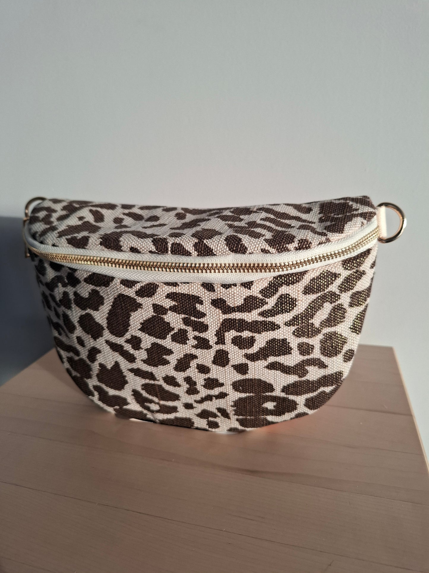 Sac banane en tissu motif léopard teintes marron et beige