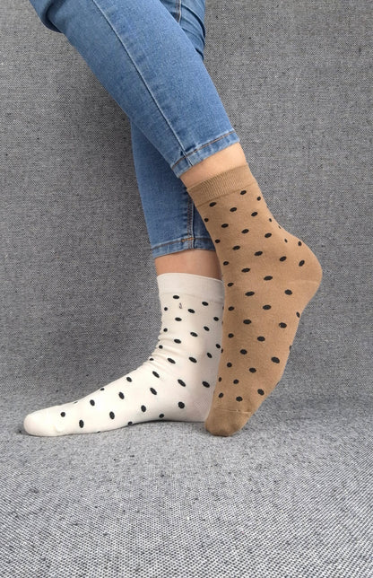 Paire de chaussettes marrons en coton à motifs pois noirs