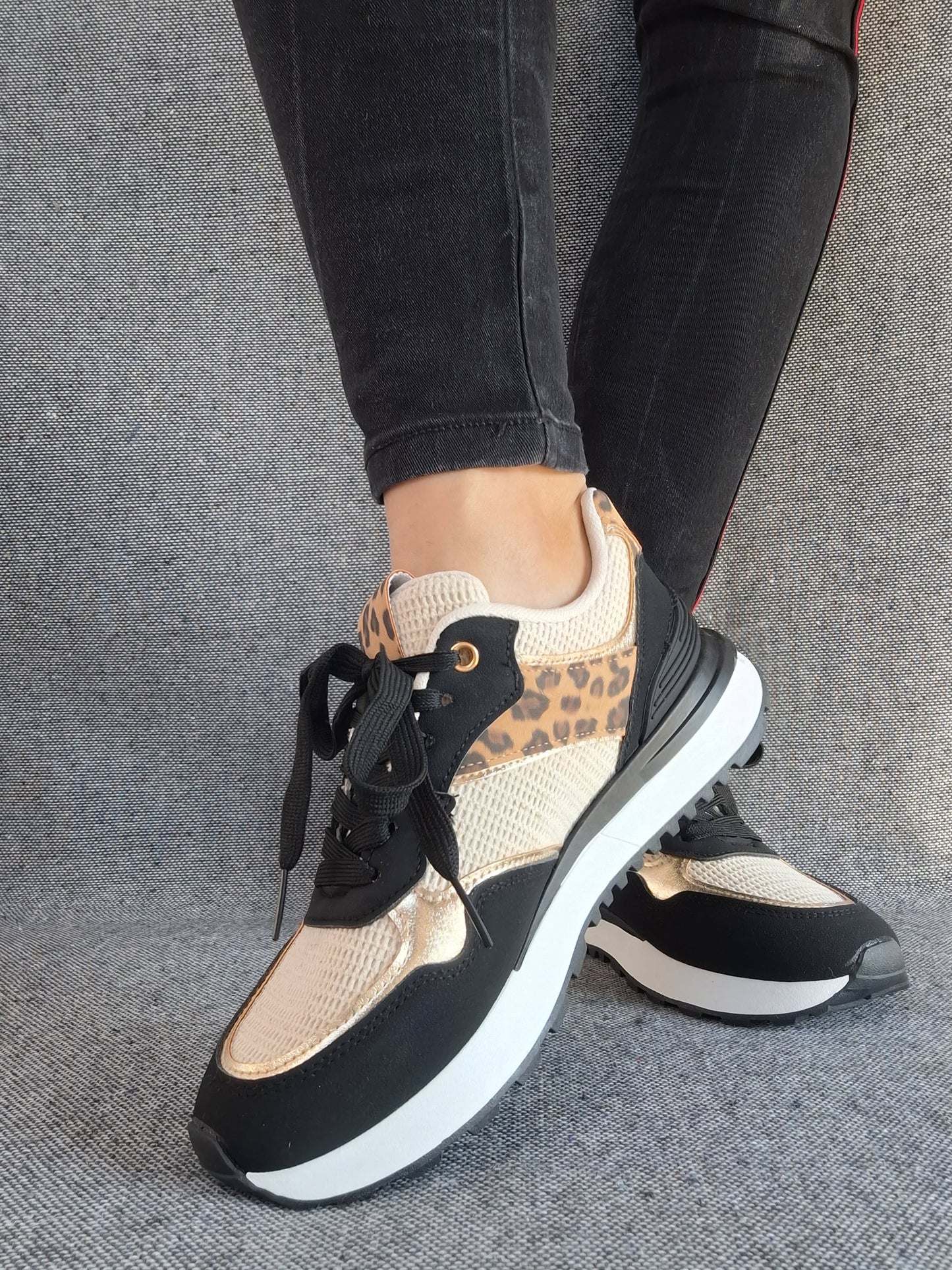 Chaussures baskets en tissu beige et noir avec un motif léopard style sneakers