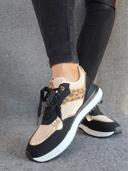 Chaussures baskets en tissu beige et noir avec un motif léopard style sneakers
