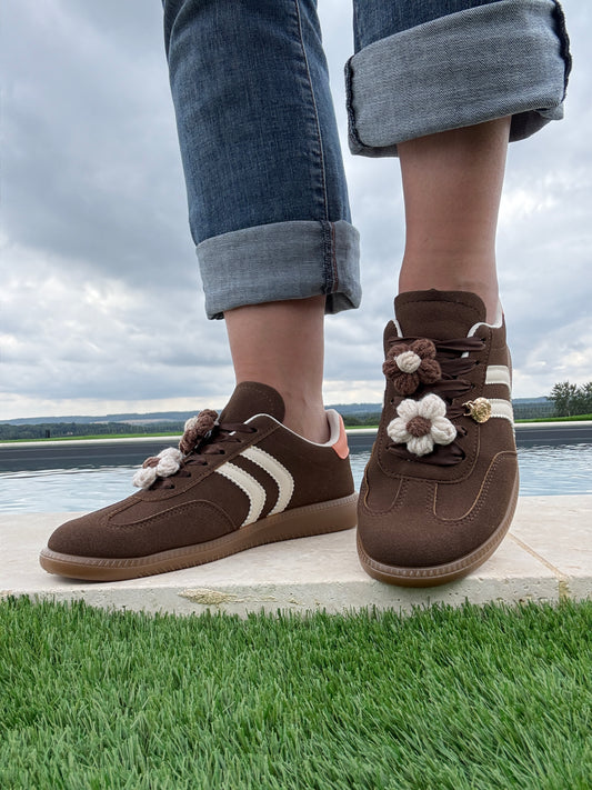 Nouveautés - Chaussures baskets plates marron avec deux bandes blanches (bijoux de lacets)