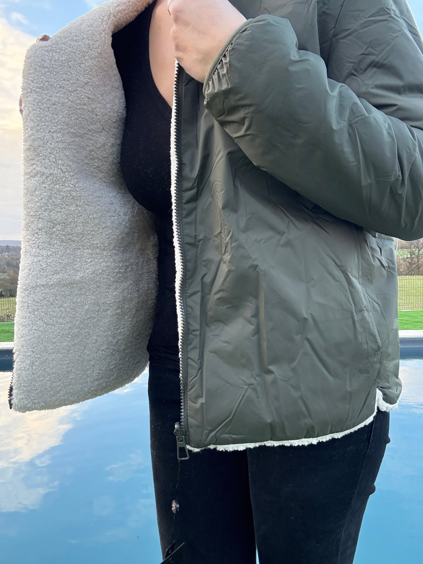 Laura Jo - Manteau Veste courte fourrée réversible kaki avec doublure en sherpa crème