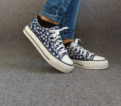 Chaussures baskets basses motifs liberty fleurs bleu marine en tissu type converse