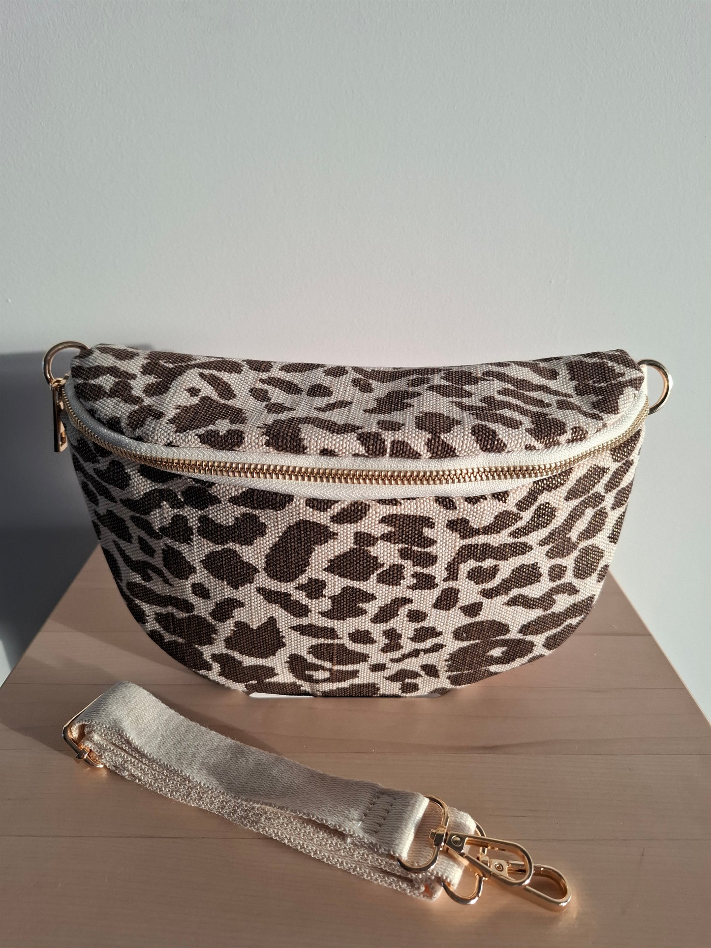 Sac banane en tissu motif léopard teintes marron et beige