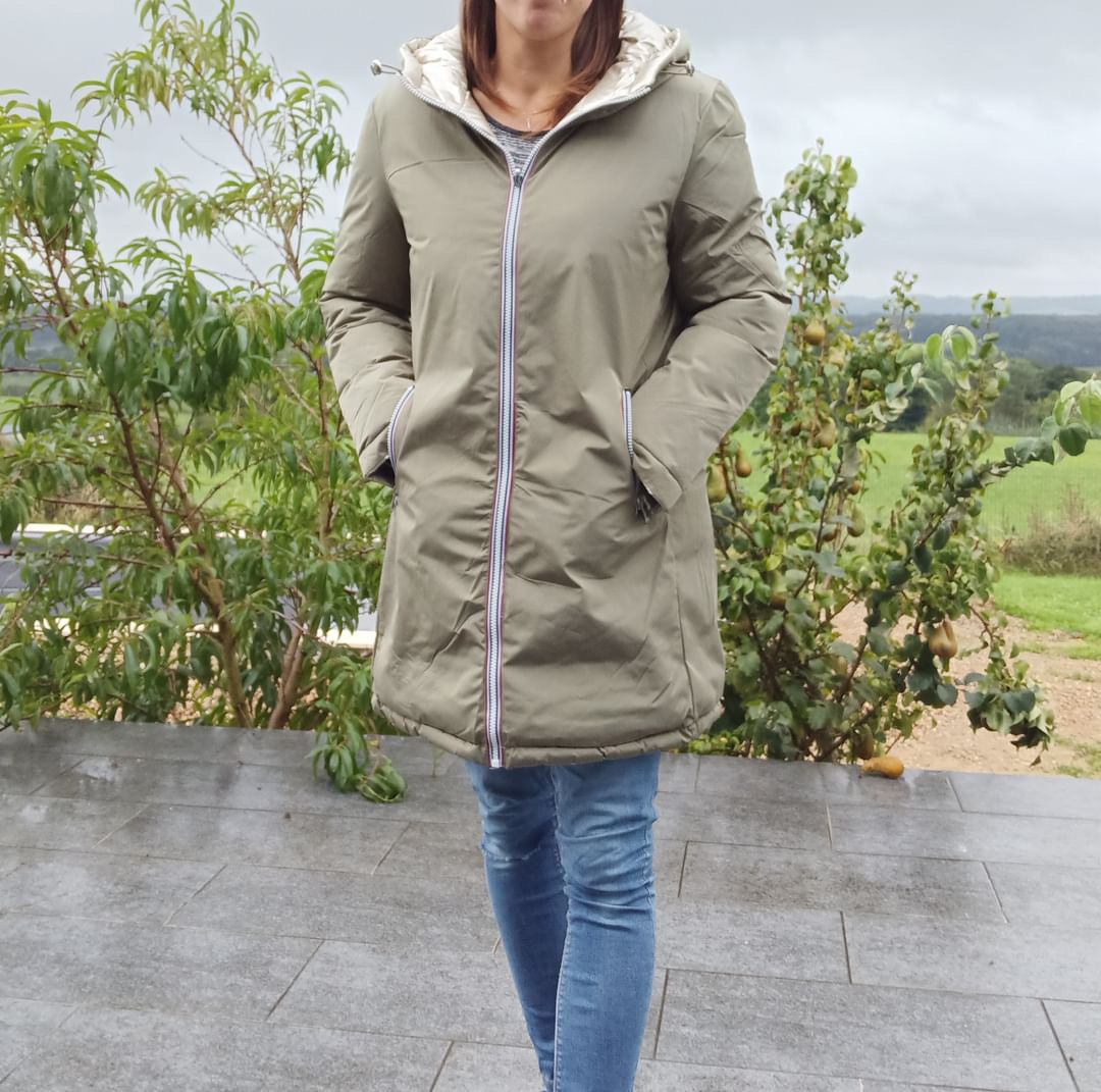 Melya Melody - Manteau long réversible et imperméable matelassé kaki clair/doré - Curvy