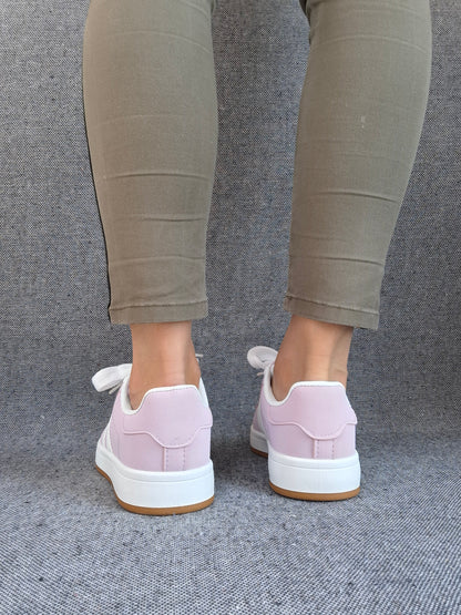 Chaussures baskets basses rose pale lilas avec bandes blanches style sneakers campus