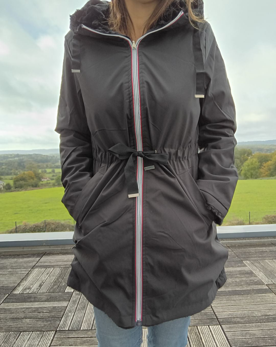 New Lolo - Manteau long NOIR réversible, imperméable et complètement fourré resserrable à la taille - Curvy