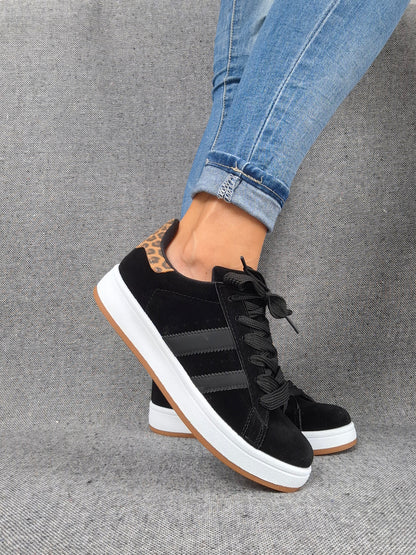 Chaussures baskets basses noires rayures noires motif léopard style campus