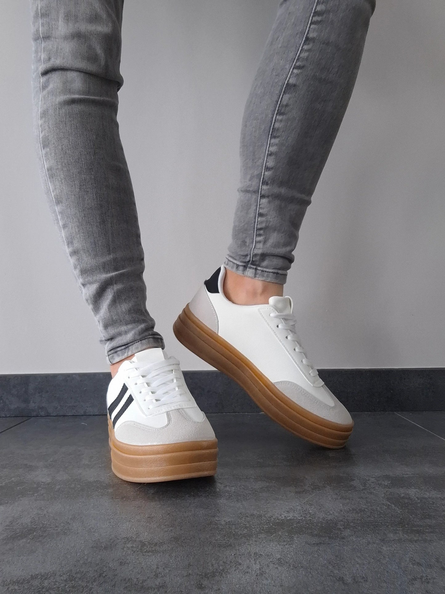 Chaussures baskets blanches légèrement compensée style campus à bandes noires