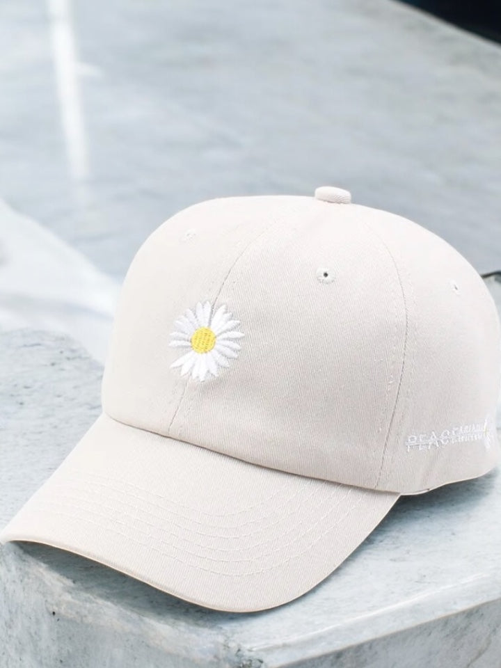 Casquette en coton blanc crème ornée d’une marguerite