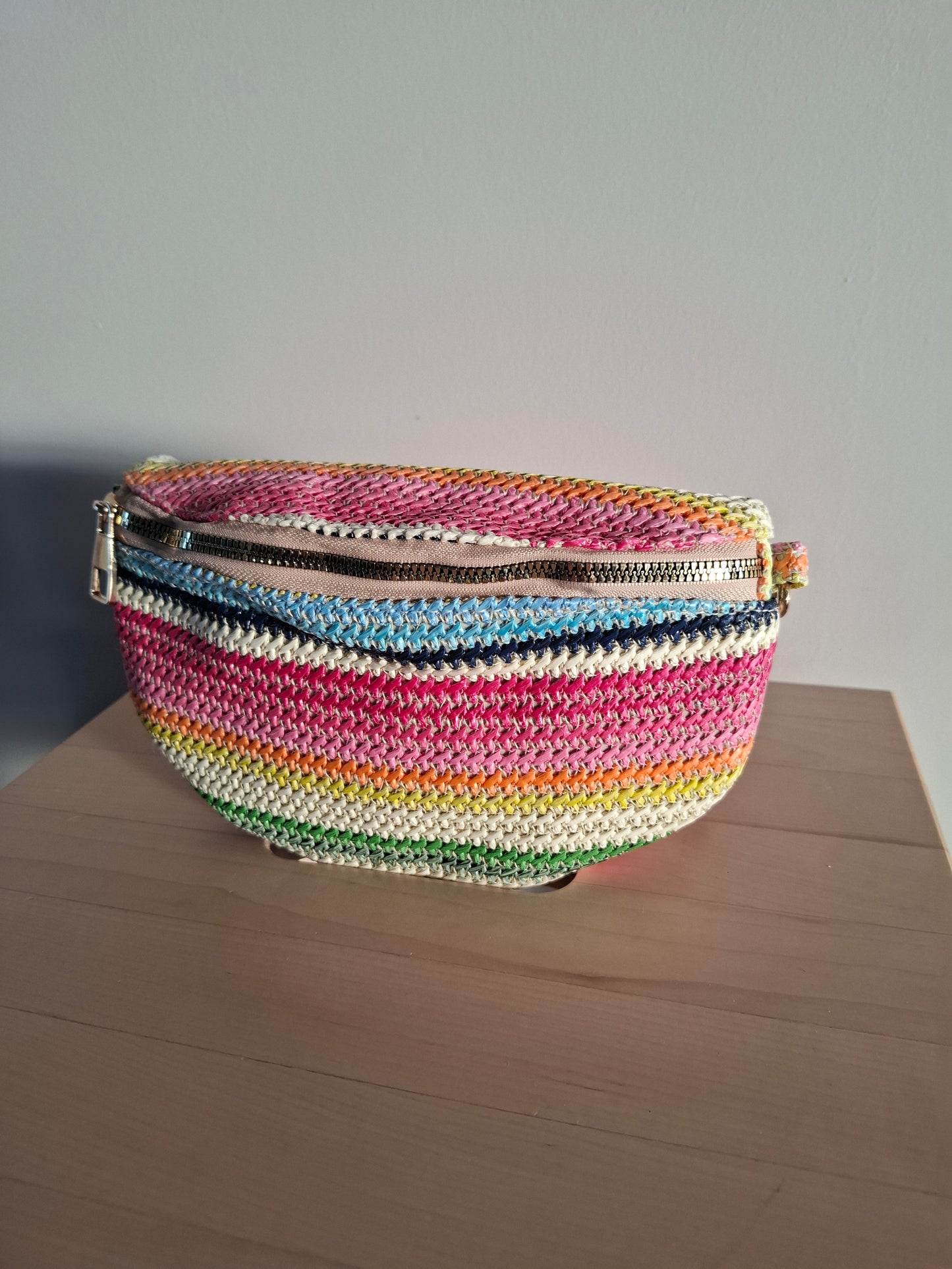 Sac banane en tissu avec un éventail de couleurs vives