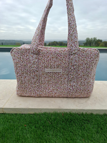 Sac week-end polochon en coton matelassé rose pâle liberty motifs cerises