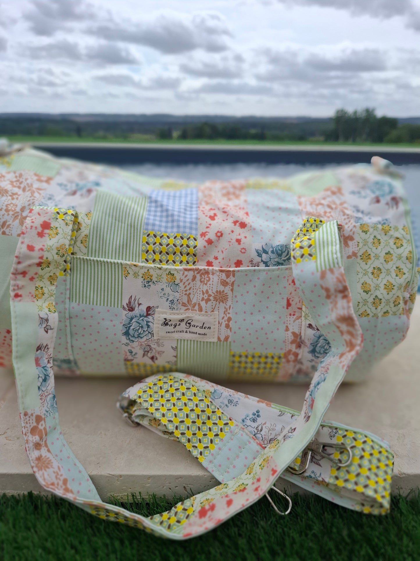 Sac polochon week end de voyage en tissu coton patchwork multicolore fleuri vert clair et jaune