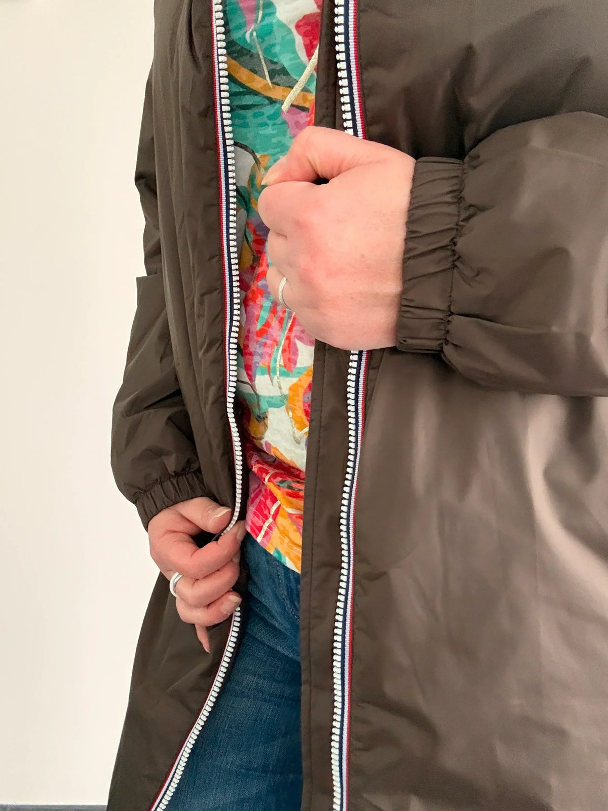 Manteau long imperméable fourré pour femme Laura Jo, marron chocolat avec capuche, veste chaude et résistante au vent.