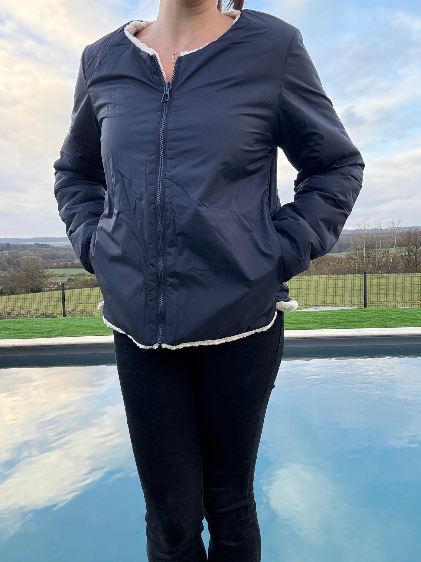 Laura Jo - Veste courte reversible bleu marine avec doublure en sherpa beige