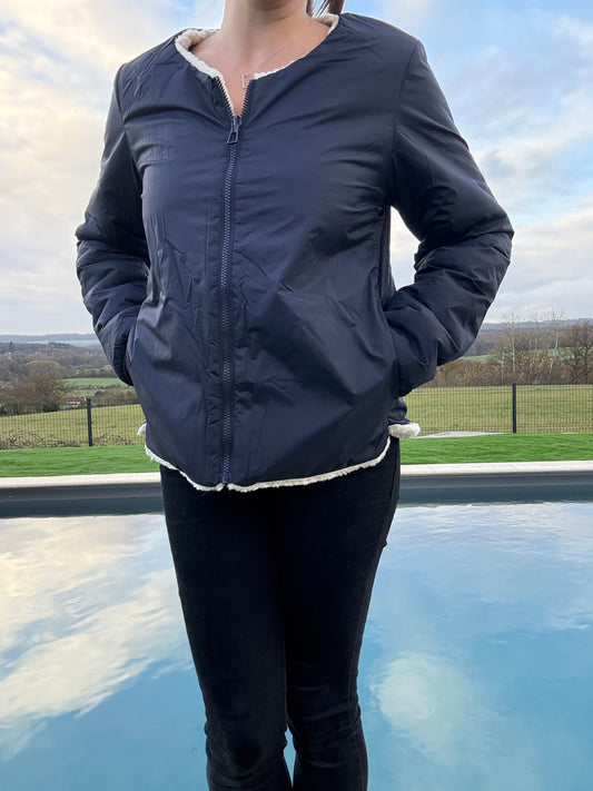 Laura Jo - Veste courte reversible bleu marine avec doublure en sherpa beige
