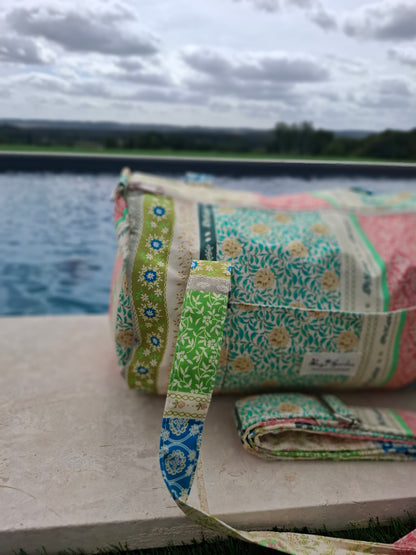 Sac polochon en tissu coton motifs patchwork multicolores imprimés floraux et géométriques vert beige bleu