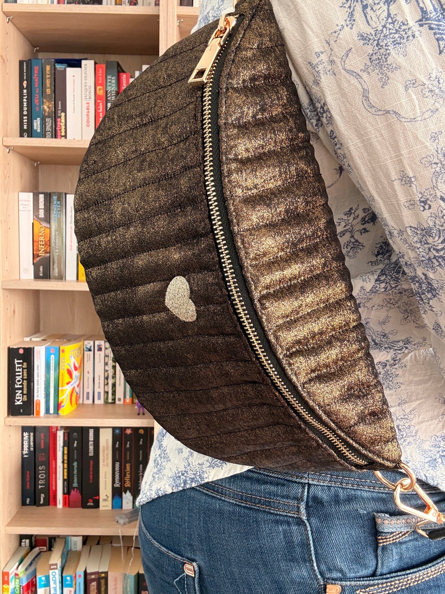 Sac banane en tissu irisé noir texturé relief élégant doré