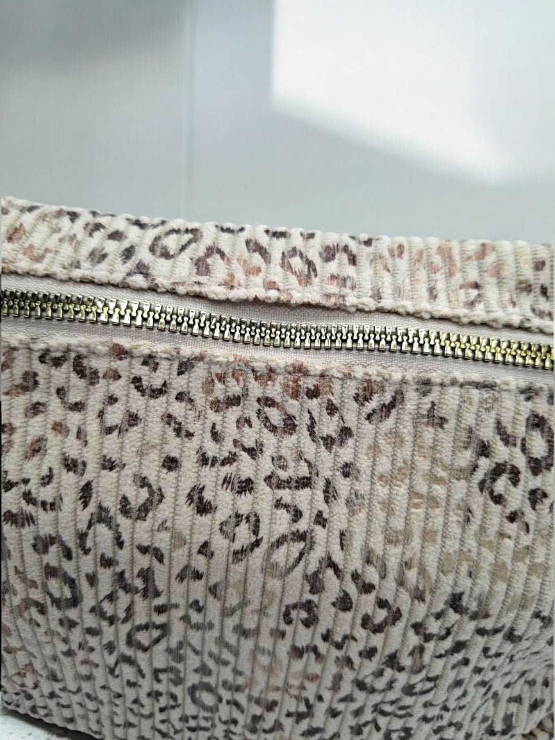 Sac banane XL en velours côtelé beige imprimé léopard 2 poches