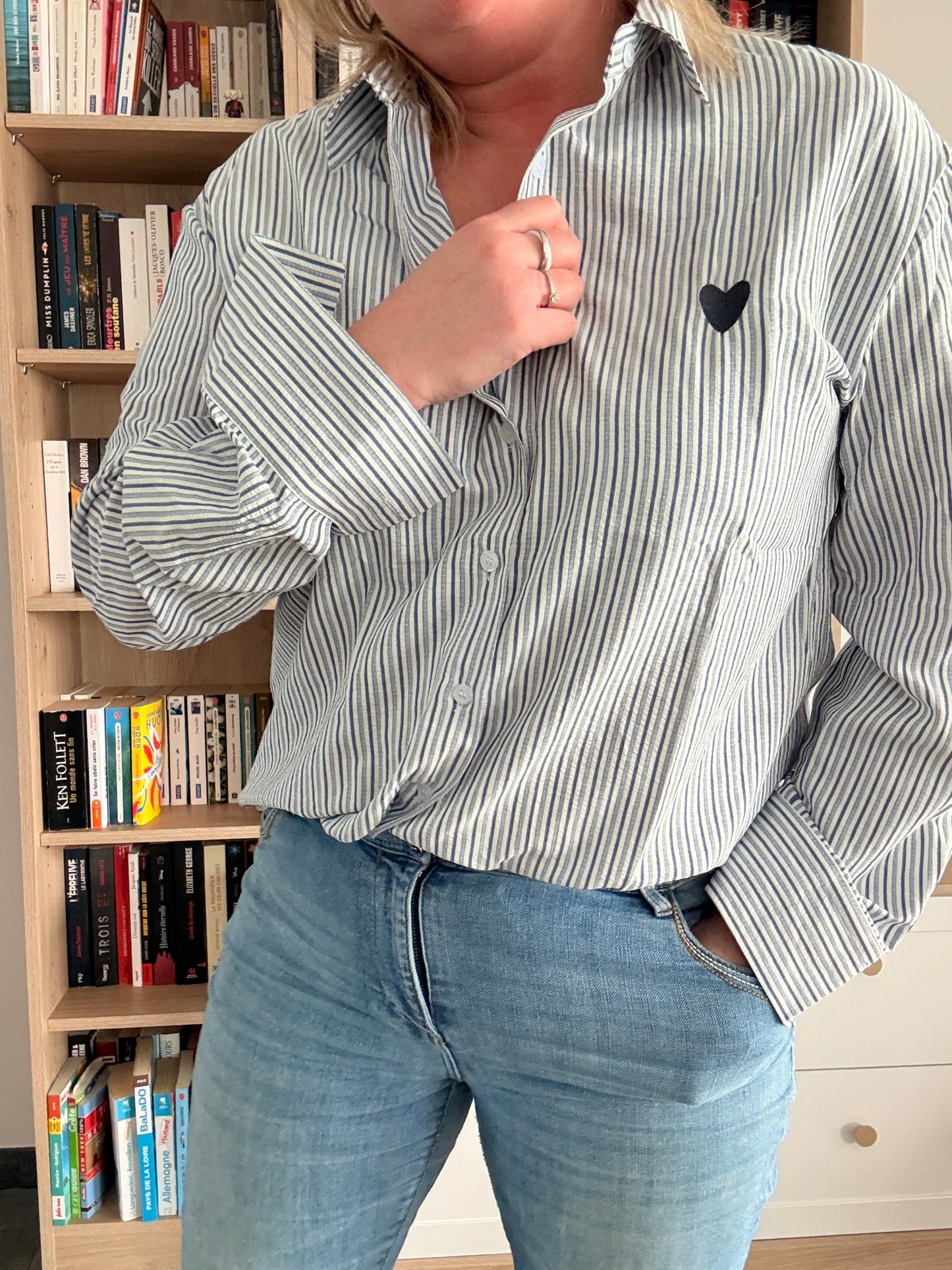 Chemise en coton manches longues à rayures verticales avec motifs cœurs bleu marine couleur Bleu clair