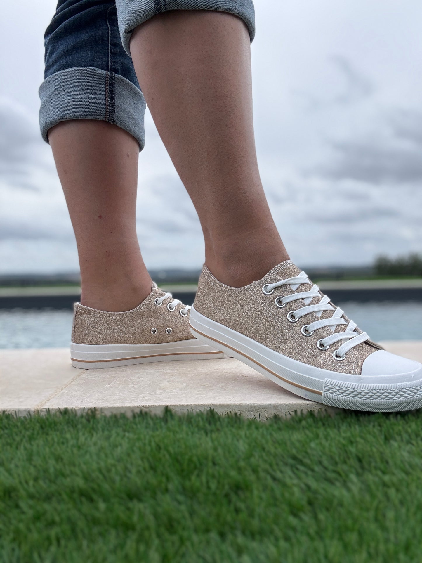 Chaussures baskets basses effet pailleté glitter doré style converse