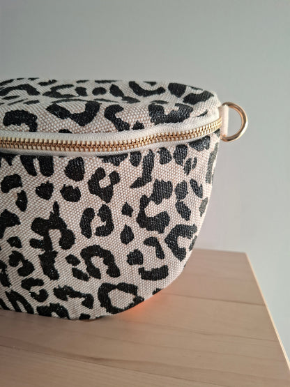 Sac banane en tissu motif léopard teintes noires et beige