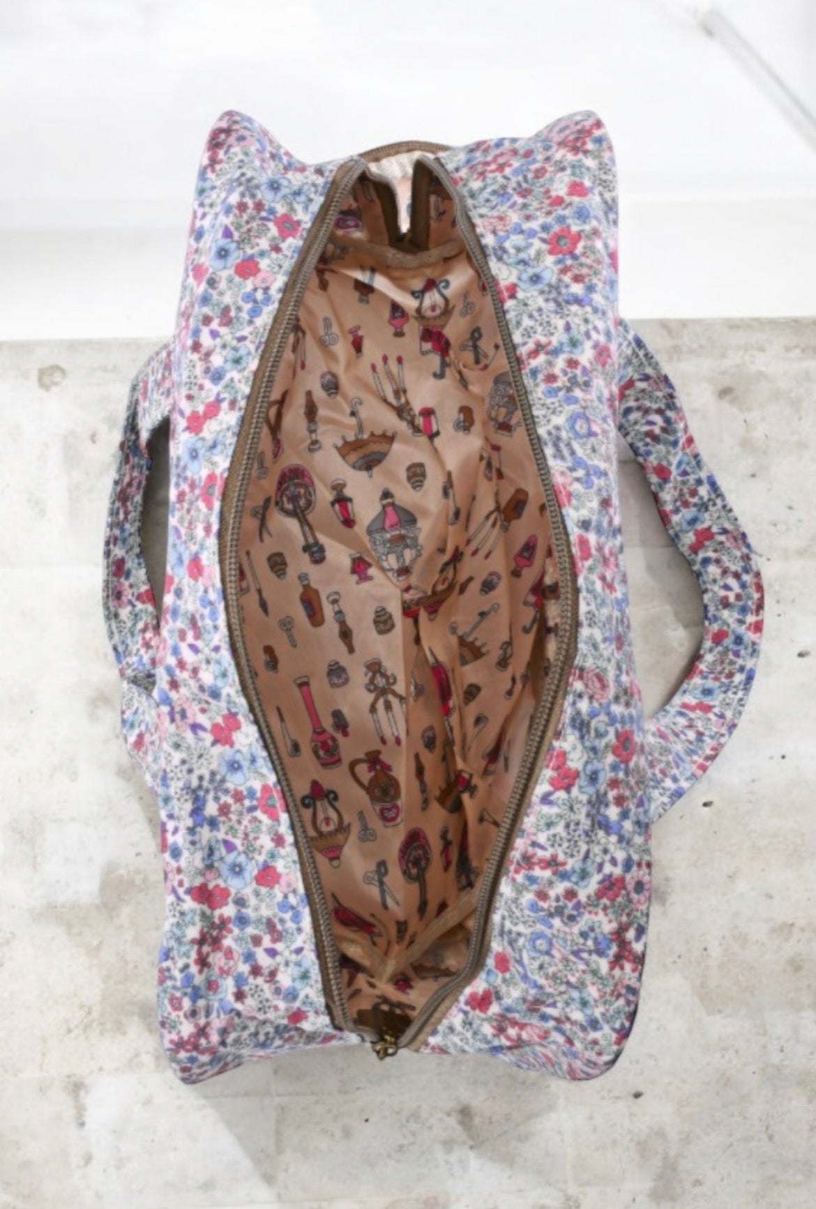 Sac polochon week-end motif liberty floral multicolore avec des motifs rose, violet et bleu