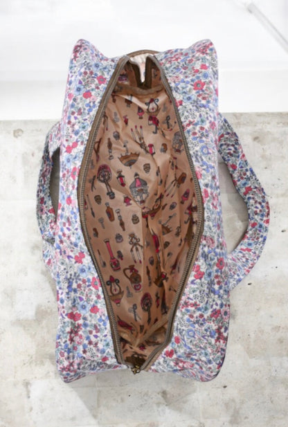 Sac polochon week-end motif liberty floral multicolore avec des motifs rose, violet et bleu