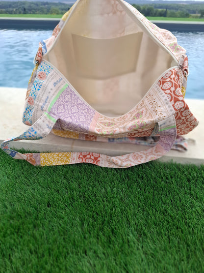 Sac polochon en tissu coton motifs patchwork fleuri avec des motifs géométriques orange rose bleu