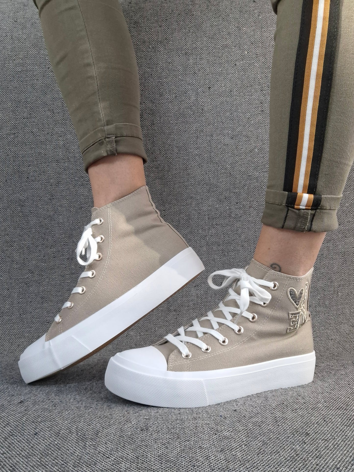 Chaussures baskets hautes tissu beige taupe blanc inscription "LOVE" style converse