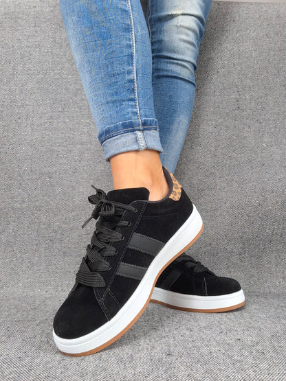 Chaussures baskets basses noires rayures noires motif léopard style campus