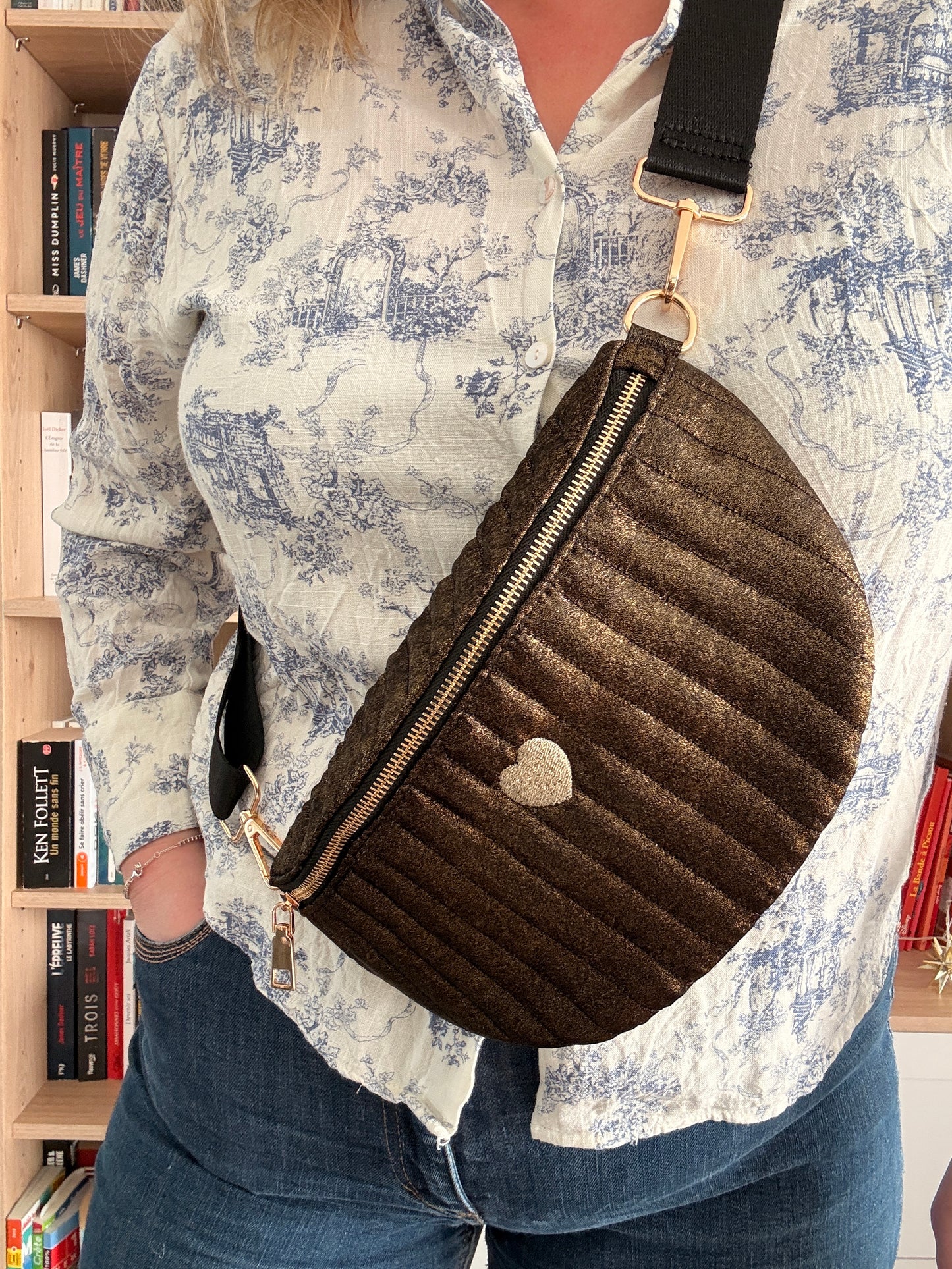 Sac banane en tissu irisé noir texturé relief élégant doré