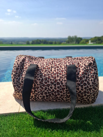 Sac polochon en coton matelassé beige taupe motifs léopard noir et marron