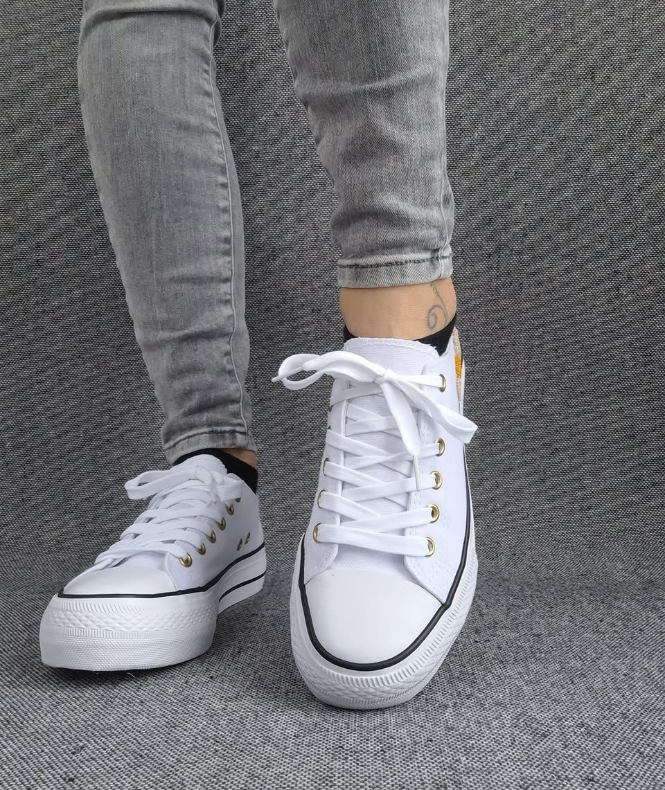 Chaussures baskets basses en toile blanche avec inscription “Amor” style converse