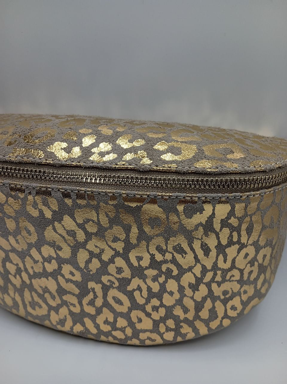 Sac banane croûte de cuir motif léopard doré 1 poche