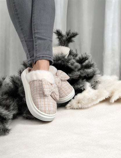 Chaussons fourrés beige et blanc en tissu à carreaux avec noeud