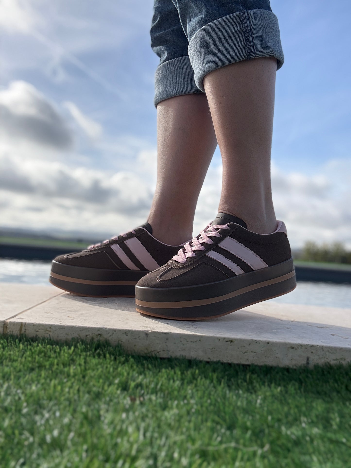 Chaussures baskets basses compensées marron avec bandes roses style sneakers campus
