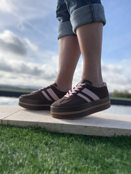 Chaussures baskets basses compensées marron avec bandes roses style sneakers campus