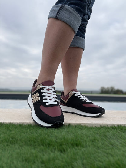 Chaussures baskets noire et rouge bordeaux avec logo stylisé style sneakers