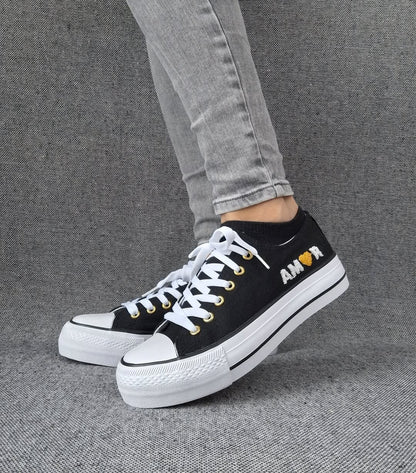 Chaussures baskets basses en toile noir avec inscription “Amor” style converse