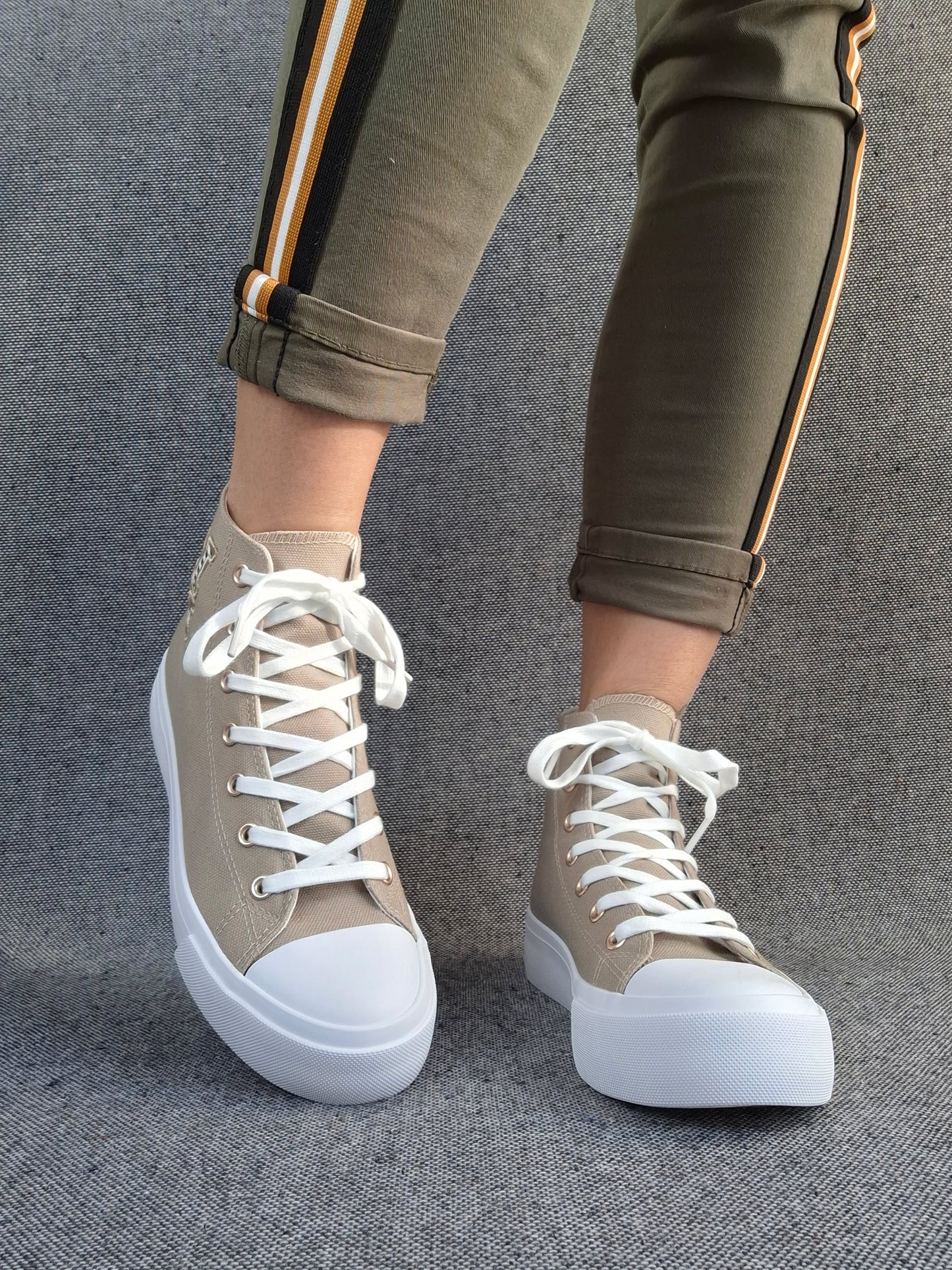 Chaussures baskets hautes tissu beige taupe blanc inscription "LOVE" style converse