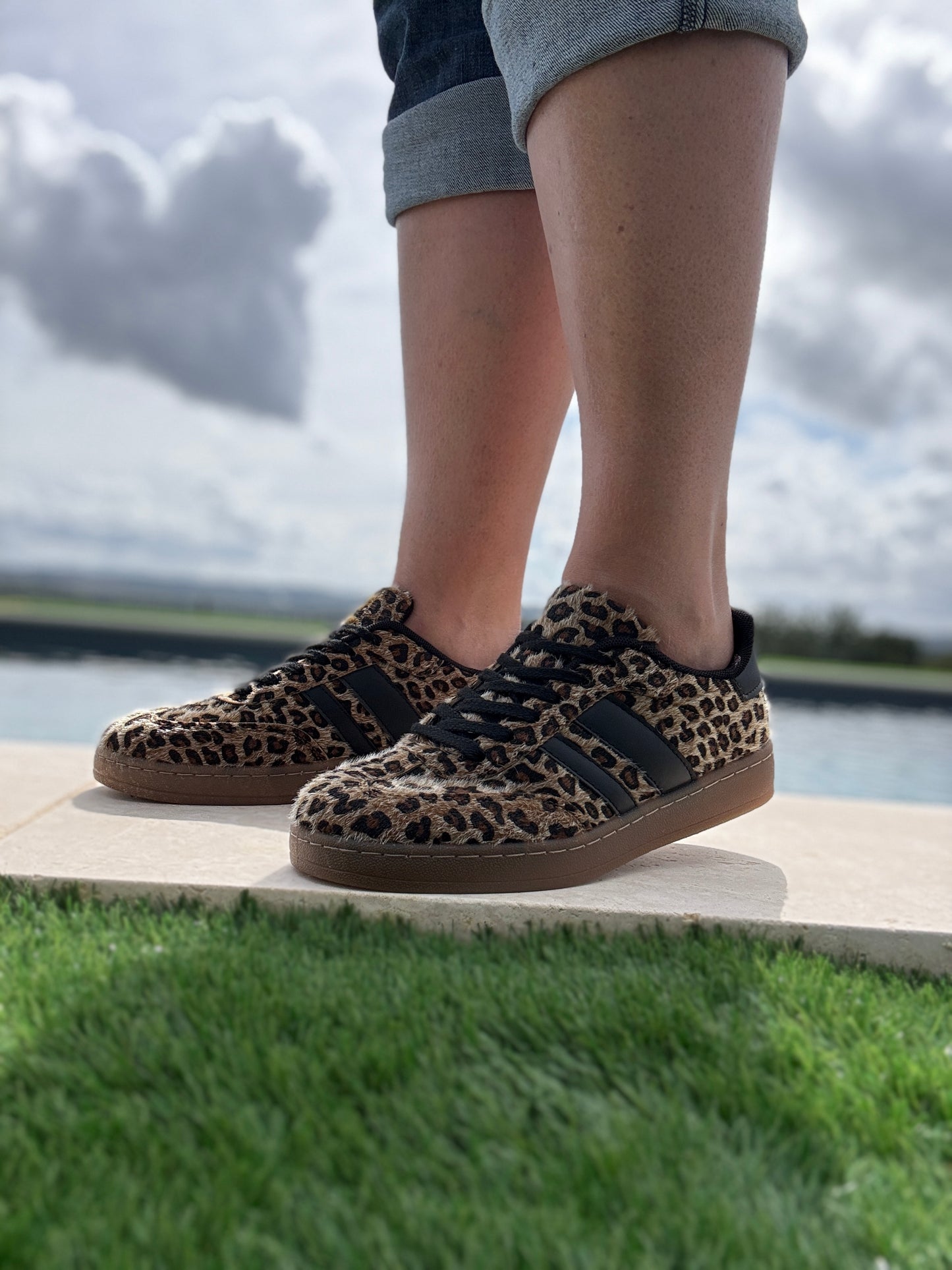 Chaussures baskets basses toucher poils imprimé léopard avec bandes noires style campus