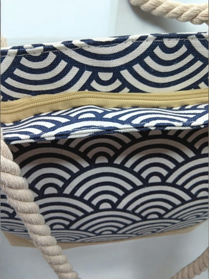 Sac à main de plage porté à l’épaule bleu motifs vagues
