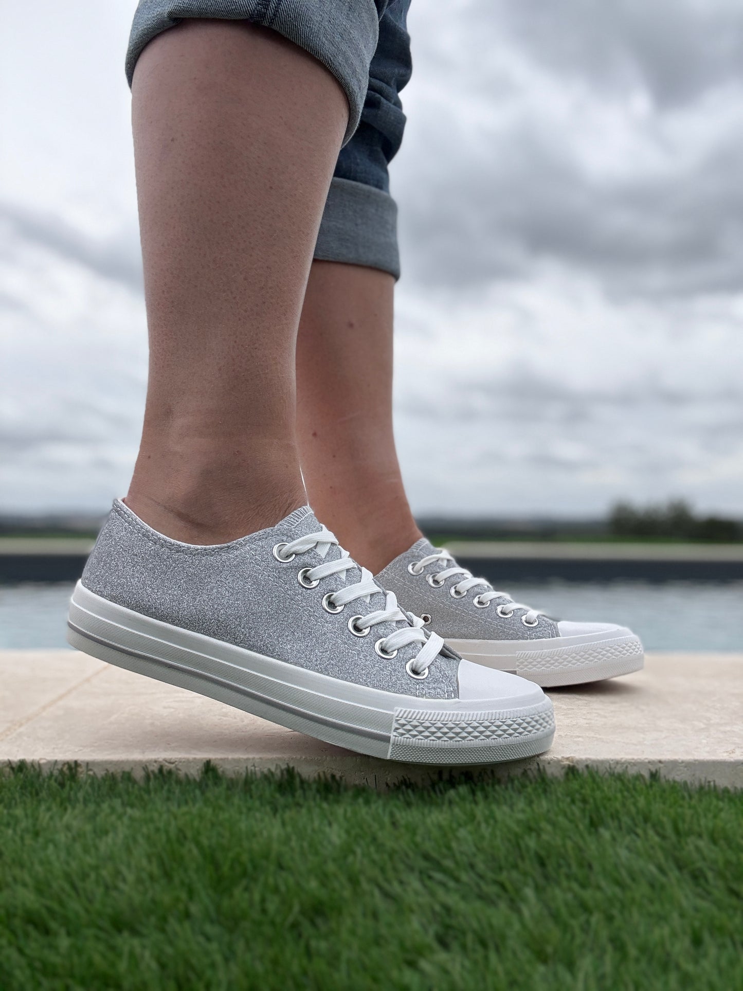 Chaussures baskets basses effet pailleté glitter argenté style converse