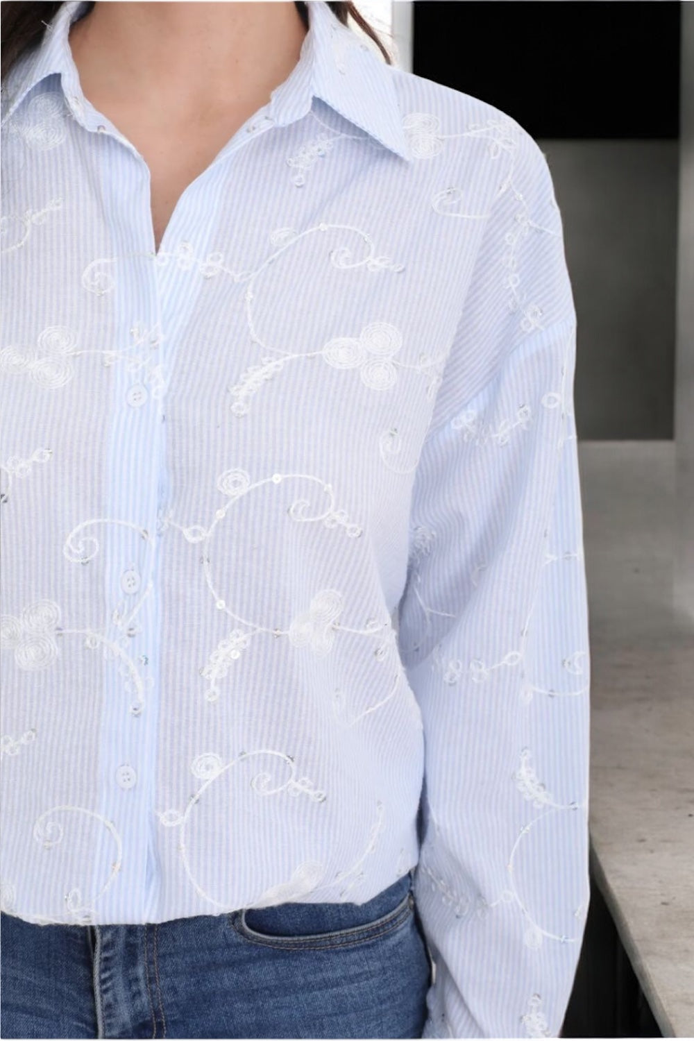 Chemise coton manches longues bleu clair avec motifs blancs