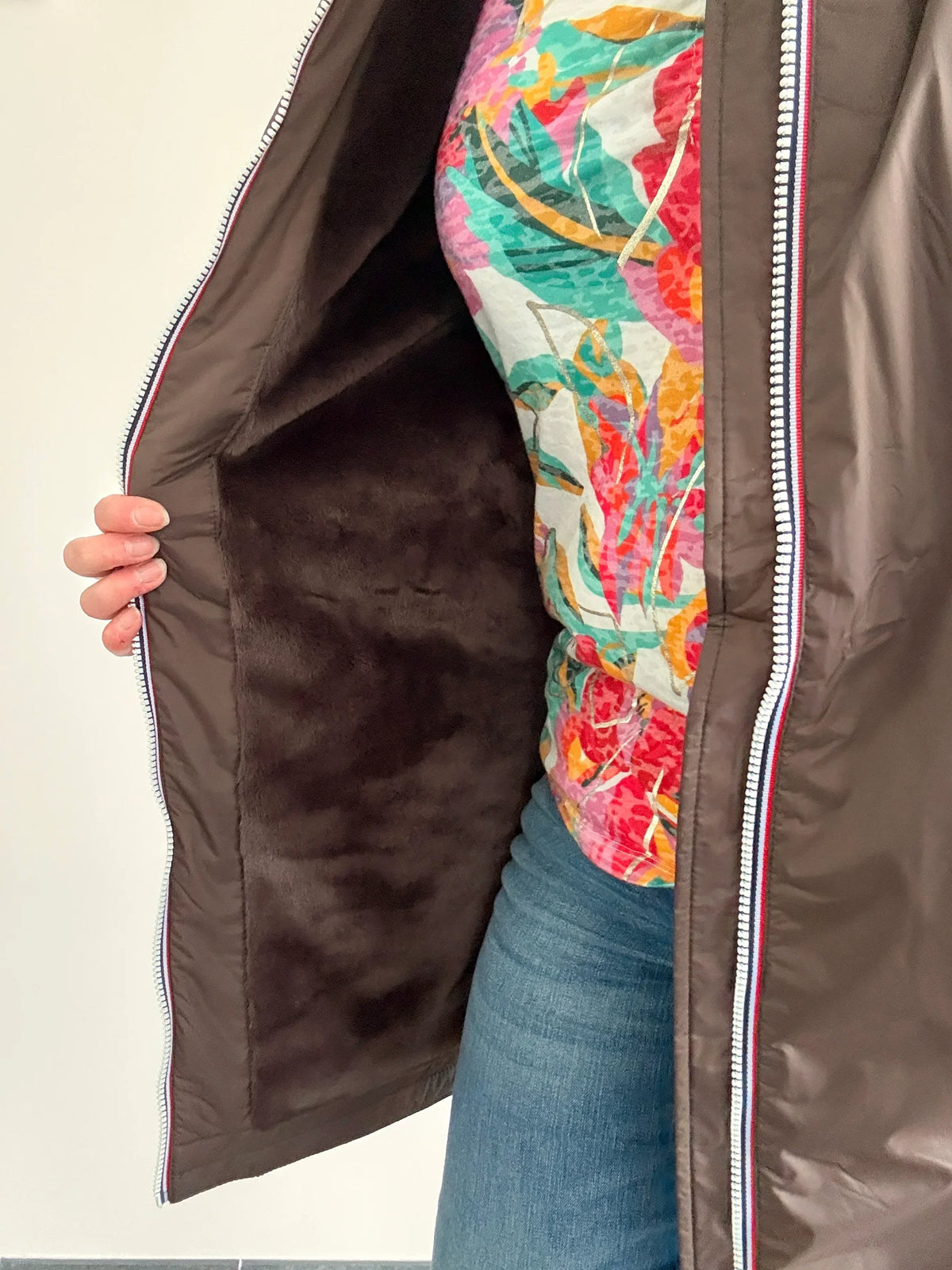 Parka longue imperméable fourrée pour femme Laura Jo, manteau marron chocolat avec capuche, veste chaud et pratique.