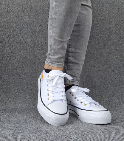 Chaussures baskets basses en toile blanche avec inscription “Amor” style converse